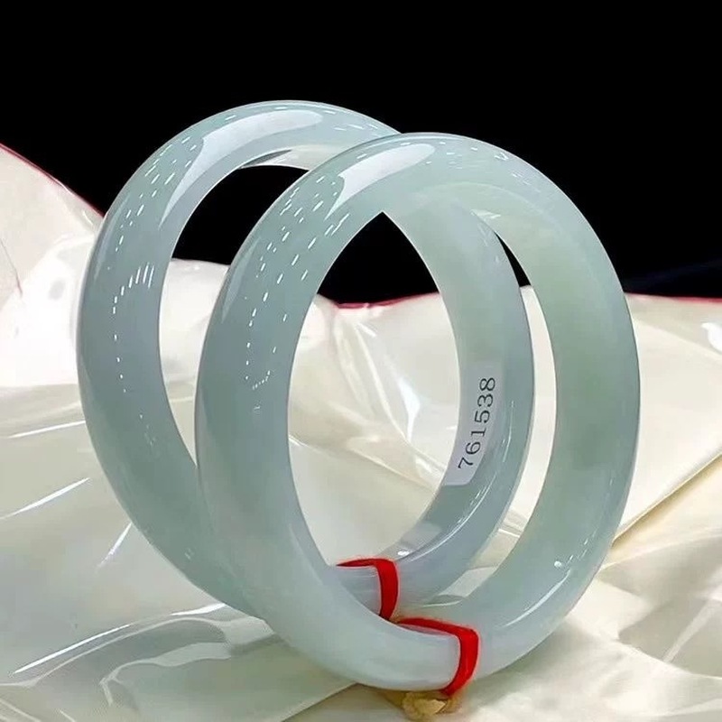 กำไลหยกพม่าสีเขียวอ่อนจากเหมือ - Lighting บทวิจารณ์และราคา