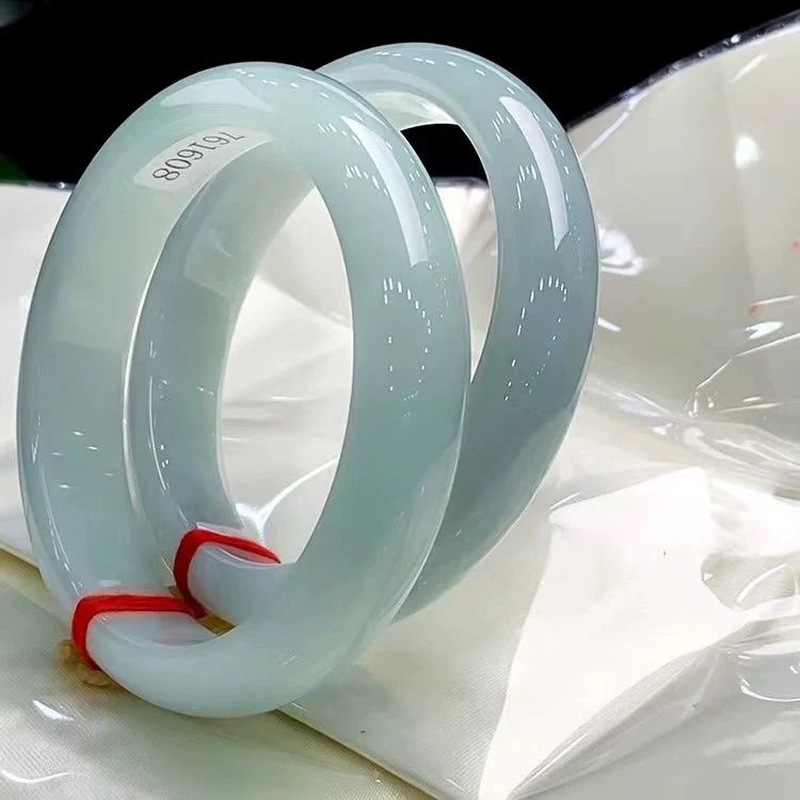 กำไลหยกพม่าสีเขียวอ่อนจากเหมือ - Lighting บทวิจารณ์และราคา